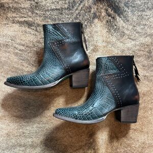 Freebird “Matilda” turquoise croc & brown ankle booties - size 9